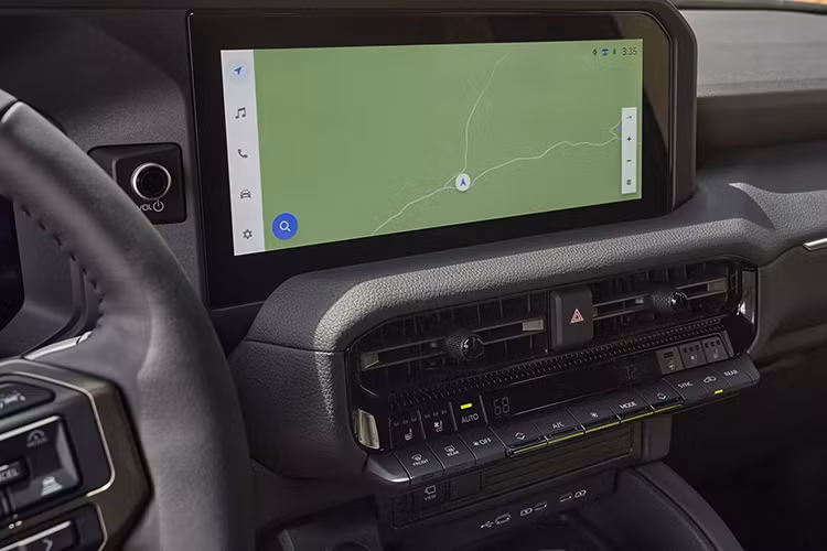 Ngoài ra, xe còn có hệ thống cảnh báo điểm mù, cảnh báo phương tiện cắt ngang khi lùi và hỗ trợ phanh khi đỗ xe. Bên cạnh động cơ và những trang bị mới, mẫu xe này còn được lột xác về mặt thiết kế theo hướng vuông vức, trẻ trung hơn, tương tự Lexus GX 2024. Điều này không có gì lạ vì 2 mẫu xe này vốn dùng chung cơ sở gầm bệ.