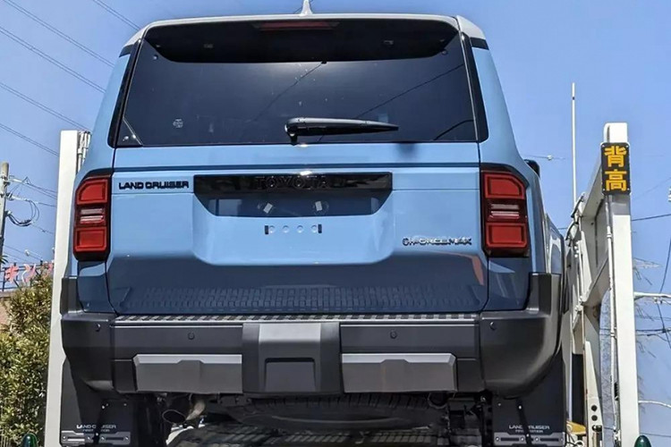 Hiện tại, lô xe SUV Toyota Land Cruiser Prado 2024 đầu tiên đã rời cảng để tìm đến các thị trường phân phối. Điều này đồng nghĩa những chiếc xe đầu tiên sắp được bàn giao cho khách hàng trên toàn thế giới, trong đó có cả Việt Nam.