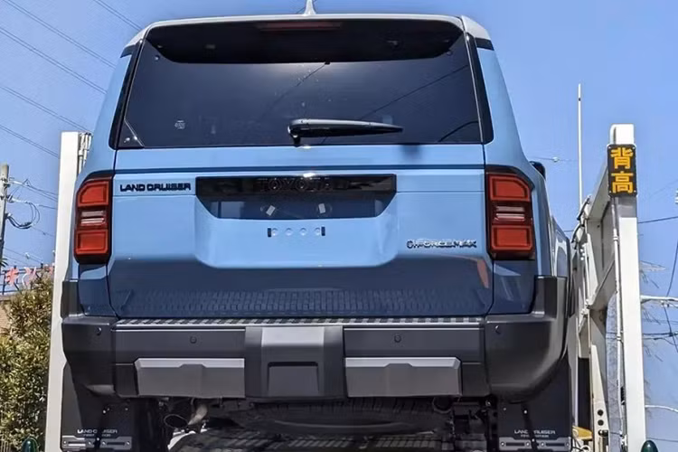 Hiện tại, lô xe SUV Toyota Land Cruiser Prado 2024 đầu tiên đã rời cảng để tìm đến các thị trường phân phối. Điều này đồng nghĩa những chiếc xe đầu tiên sắp được bàn giao cho khách hàng trên toàn thế giới, trong đó có cả Việt Nam.