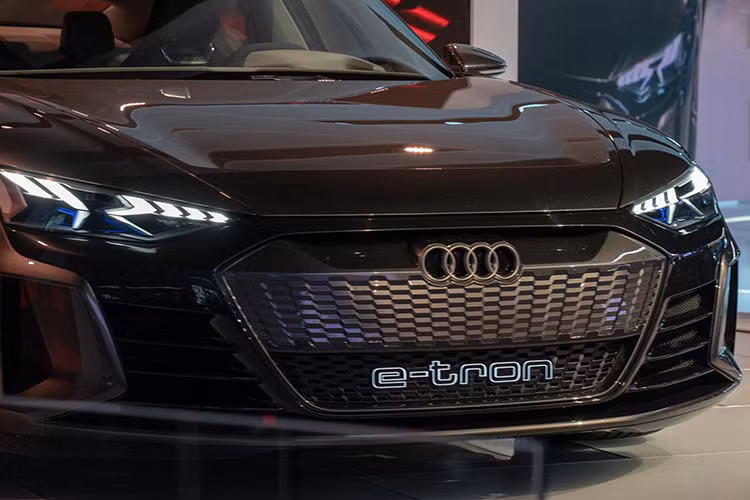 Thiết kế phía đầu mũi xe sang chạy điện Audi này được đánh giá là cực kỳ dữ dằn, với một lưới tản nhiệt hình lục giác mạnh mẽ, đèn pha Matrix LED với hoa văn như tia sét và một thiết kế tấm cản va có chất thể thao.