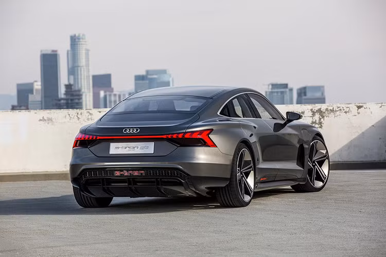 Audi e-Tron GT là chiếc coupe 4 cửa có cấu trúc gầm dạng phẳng để chứa cụm pin 90kWh nằm giữa trục bánh trước và sau. Theo công bố của Audi, chiếc xe có khả năng hoạt động trong phạm vi trên 400km (thử nghiệm của Quy trình kiểm tra đồng bộ dành cho xe hạng nhẹ toàn cầu WLTP), nhờ vào cụm pin và thiết kế xe có trọng lượng nhẹ.