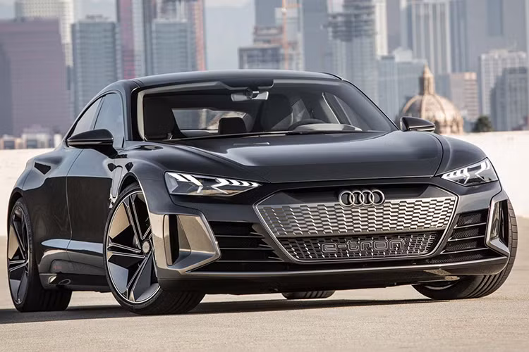 Hãng xe sang Đức vừa mang chiếc xe ôtô điện Audi e-Tron GT concept đến Triển lãm Los Angeles Auto Show 2018 trưng bày. Đây là mẫu xe điện thứ ba sau Audi e-Tron SUV và sắp tới là e-Tron Sportback, hãng xe Đức dự kiến sẽ trình làng Audi e-Tron GT vào cuối năm 2020.