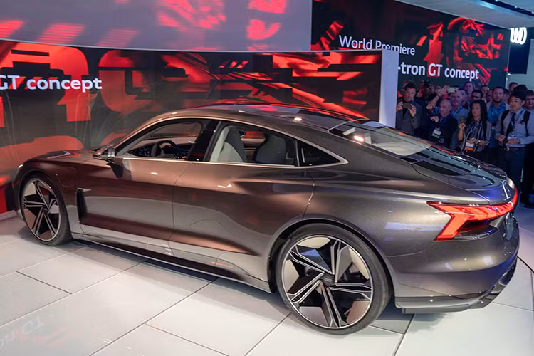 Mẫu concept mới của Audi vừa chính thức ra mắt có kích thước dài 4.960 mm và rộng 1.960 mm giống với A7 Sportback. Nhưng đối với chiều cao và trục cơ sở, hai con số đó lần lượt là 1.380 mm và 2.900 mm.