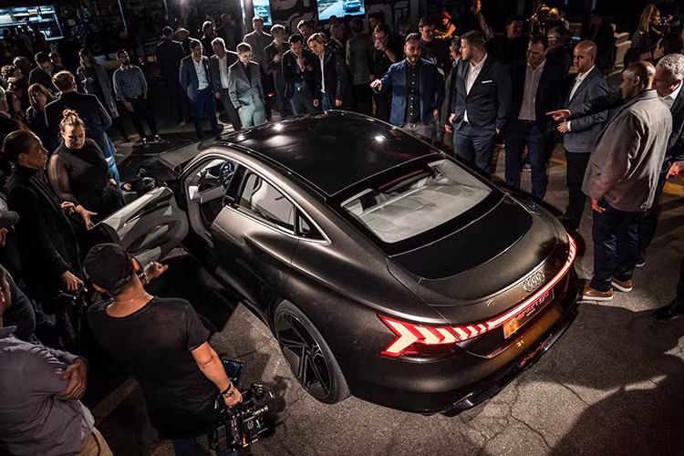 Nhìn sang bên sườn của xe, chúng ta có thể thấy bộ la-zăng hợp kim cỡ 22-inch với lốp 285/30, cũng như tấm ốp bậc cửa và sự thiếu vắng của tay nắm cửa, tuy nhiên tay nắm cửa thông thường dành cho các mẫu xe có thể sẽ xuất hiện trên phiên bản thương mại.