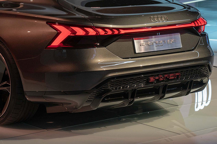 Ở phía đuôi xe, nó có dáng coupe nhiều hơn là A7 Sportback, và đèn hậu kéo dài hết tuần bộ mặt sau. Nói rằng đây là chiếc Audi 4 cửa có dáng vẻ khí động nhất từng được chế tạo cũng không phải là quá.