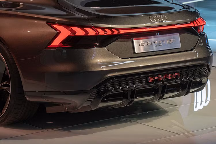 Ở phía đuôi xe, nó có dáng coupe nhiều hơn là A7 Sportback, và đèn hậu kéo dài hết tuần bộ mặt sau. Nói rằng đây là chiếc Audi 4 cửa có dáng vẻ khí động nhất từng được chế tạo cũng không phải là quá.