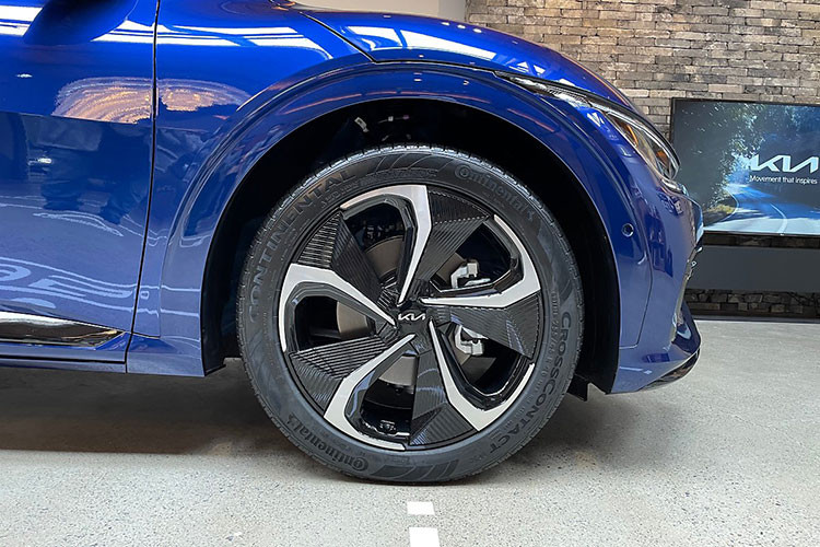 Ra phần đuôi xe, đây chính là nơi mà Kia EV6 khiến nhiều người liên tưởng đến Urus với phần kính chắn gió ngắn, dốc xuống dưới kết hợp với cánh gió đuôi đầy thể thao và khác biệt. Điểm nhấn ở đây trên All New Kia EV6 là dải đèn hậu dạng LED đứt đoạn nối liền 2 bên và kéo dài ra sườn xe, dải crom trang trí cũng giúp xe hiện đại hơn. 