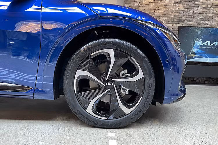 Ra phần đuôi xe, đây chính là nơi mà Kia EV6 khiến nhiều người liên tưởng đến Urus với phần kính chắn gió ngắn, dốc xuống dưới kết hợp với cánh gió đuôi đầy thể thao và khác biệt. Điểm nhấn ở đây trên All New Kia EV6 là dải đèn hậu dạng LED đứt đoạn nối liền 2 bên và kéo dài ra sườn xe, dải crom trang trí cũng giúp xe hiện đại hơn. 