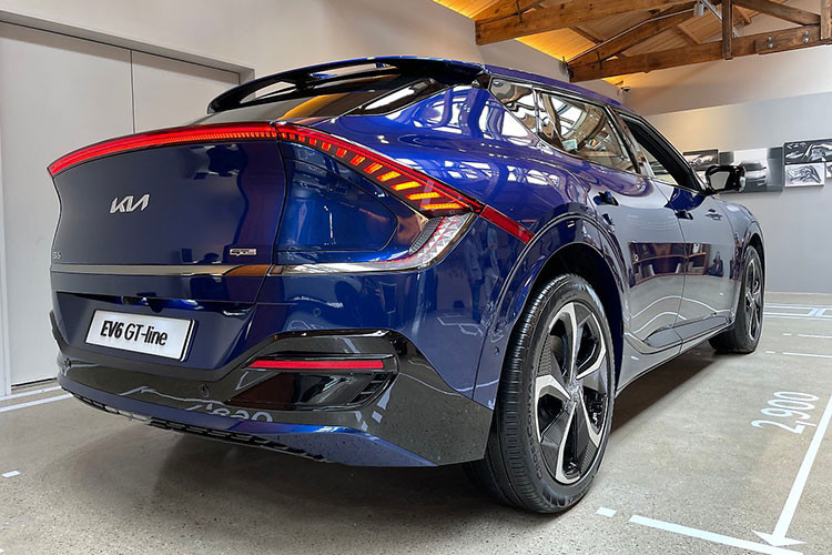 Tuy vậy, Kia EV6 GT-Line vẫn giữ thiết kế đặc trưng của thương hiệu là lưới tản nhiệt hình mũi hổ, logo mới giúp xe trở nên sang trọng hơn. Cản trước của mẫu CUV thiết kế góc cạnh, có những đường chia gió kết hợp hệ thống radar trong gói an toàn.