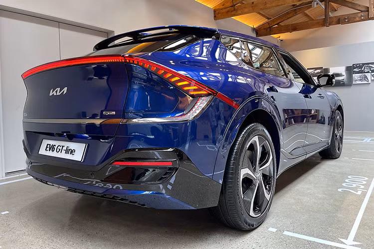 Tuy vậy, Kia EV6 GT-Line vẫn giữ thiết kế đặc trưng của thương hiệu là lưới tản nhiệt hình mũi hổ, logo mới giúp xe trở nên sang trọng hơn. Cản trước của mẫu CUV thiết kế góc cạnh, có những đường chia gió kết hợp hệ thống radar trong gói an toàn.