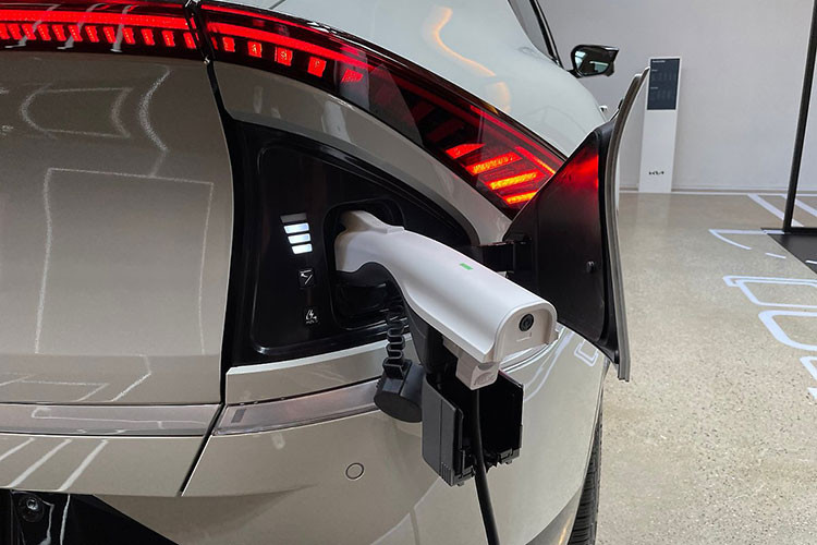 Ngoài ra, nhằm gia tăng phong cách thể thao, hiện đại cho EV6 GT-Line, hãng xe Hàn Quốc còn trang bị cho xe ghế ngồi da lộn, đường viền điểm xuyết chi tiết da sáng màu nổi bật. Hàng ghế sau của Kia EV6 rộng rãi ở khoảng để chân, nhưng trần xe thấp và không có cửa gió điều hòa là điểm trừ trên xe điện mới này.