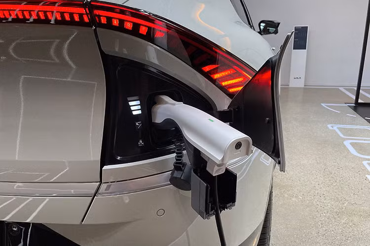 Ngoài ra, nhằm gia tăng phong cách thể thao, hiện đại cho EV6 GT-Line, hãng xe Hàn Quốc còn trang bị cho xe ghế ngồi da lộn, đường viền điểm xuyết chi tiết da sáng màu nổi bật. Hàng ghế sau của Kia EV6 rộng rãi ở khoảng để chân, nhưng trần xe thấp và không có cửa gió điều hòa là điểm trừ trên xe điện mới này.