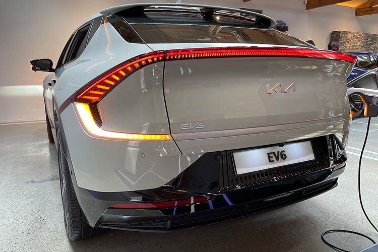 Với phiên bản GT-Line cao cấp nhất, Kia EV6 được trang bị 02 động cơ điện cho ra tổng công suất 577 mã lực, mô men xoắn cực đại đạt 740 Nm. Mẫu xe điện này có thể tăng tốc từ 0-100km/h trong 3,5 giây trước khi đạt vận tốc tối 260 km/h.