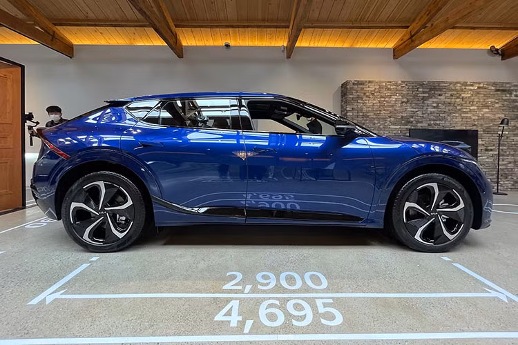 Ngay sau đó, Kia EV6 2021 chạy điện đã được mở bán tại Mỹ và nhanh chóng thu về hơn 1.500 đơn đặt hàng chỉ trong vài giờ, đây là thành công ngoài mong đợi của hãng xe xứ sở kim chi. Đặc biệt hơn, Kia EV6 còn nhận đến 21.000 đơn đặt trước tại quê nhà Hàn Quốc, con số không tưởng với một chiếc xe mới.