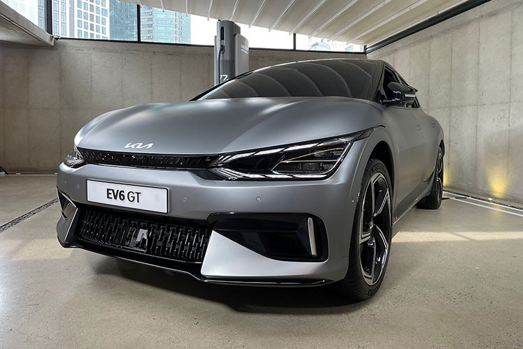 Tại Mỹ, giá xe Kia EV6 First Edition khởi điểm từ 58.500 USD, tương đương 1,34 tỷ đồng, mức giá trên ngang với nhiều dòng xe hạng sang chạy động cơ xăng truyền thống. Những chiếc xe đầu tiên dự kiến được giao đến khách hàng Mỹ vào quý I/2022 và được dự báo mở ra kỷ nguyên xe điện đến từ Hàn Quốc.