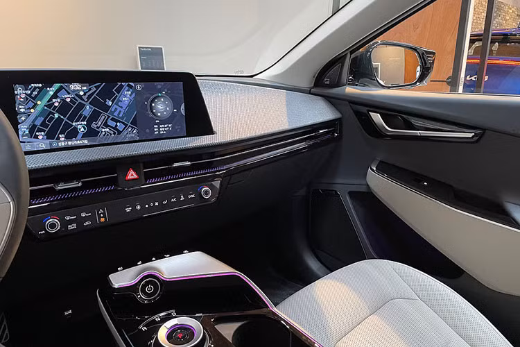 Ở khu vực điều khiển, Kia EV6 GT-Line sử dụng núm xoay chuyển số, phanh tay điện tử, giữ phanh tự động và nút bấm khởi động tích hợp ngay đây mang đến sự tiện lợi cho người lái trong quá trình sử dụng. Những tiện nghi khác của Kia EV6 bao gồm cửa sổ trời, âm thanh Meridian 14 loa, ghế trước sưởi/làm mát, hiển thị HUD, hỗ trợ đỗ xe thông minh.