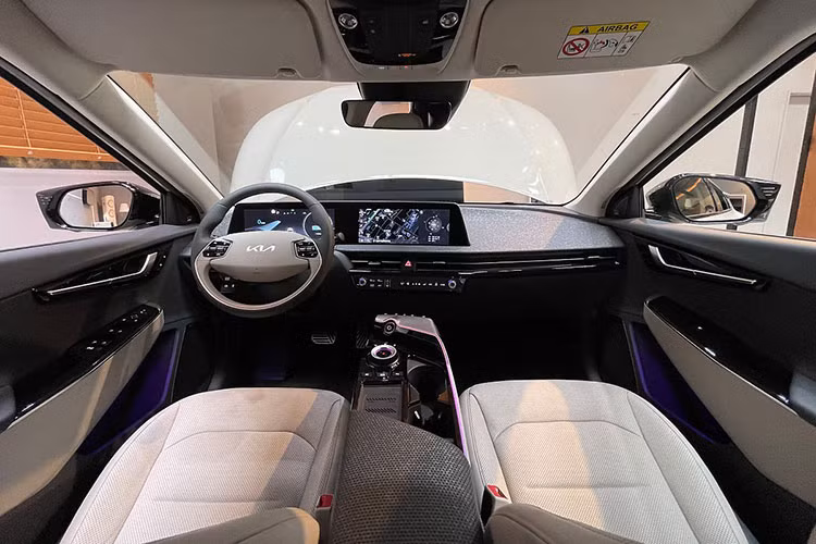 Được biết, mỗi màn hình của xe có kích thước 12 inch và tích hợp công nghệ thực tế ảo tăng cường AR hỗ trợ người lái bên cạnh tính năng giải trí quen thuộc. xe được trang bị vô-lăng 2 chấu bọc da với điểm nhấn là đường viền crom nổi bật. Bên cạnh đó, các chi tiết mang đến sự cao cấp cho Kia EV6 có thể kể đến như hệ thống điều hòa tự động thiết kế mới và có khả năng cảm ứng giống "người anh em" Sportage mới mở bán.