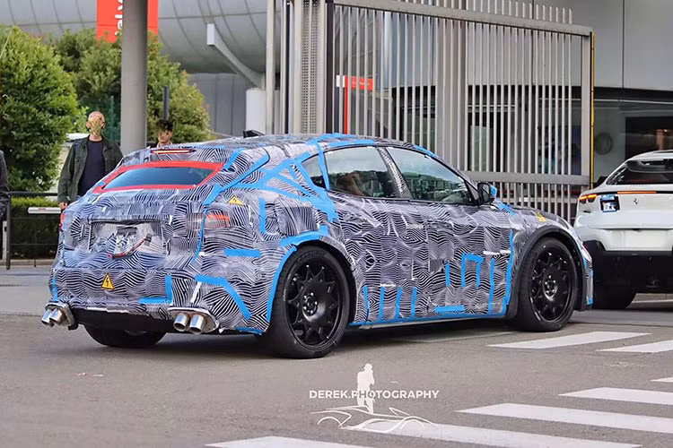 Mức giá xe Ferrari Elettrica 2026 khởi điểm dự kiến không dưới 500.000 USD (khoảng hơn 13 tỷ đồng), cho thấy Ferrari Elettrica sẽ là một sản phẩm thuộc phân khúc siêu sang, hướng đến nhóm khách hàng đam mê công nghệ và hiệu suất cao nhưng vẫn muốn sở hữu chất Ferrari truyền thống.