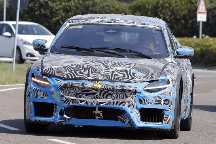 Dựa trên hình ảnh nguyên mẫu từng xuất hiện trong quá trình chạy thử, Ferrari Elettrica được xác định sẽ có thiết kế thân xe dạng crossover thể thao bốn cửa, với phần đuôi mang phong cách hatchback mạnh mẽ. Dù là mẫu xe thuần điện đầu tiên, Elettrica vẫn giữ nguyên những đường nét khí động học và DNA thiết kế đặc trưng của thương hiệu ngựa chồm.