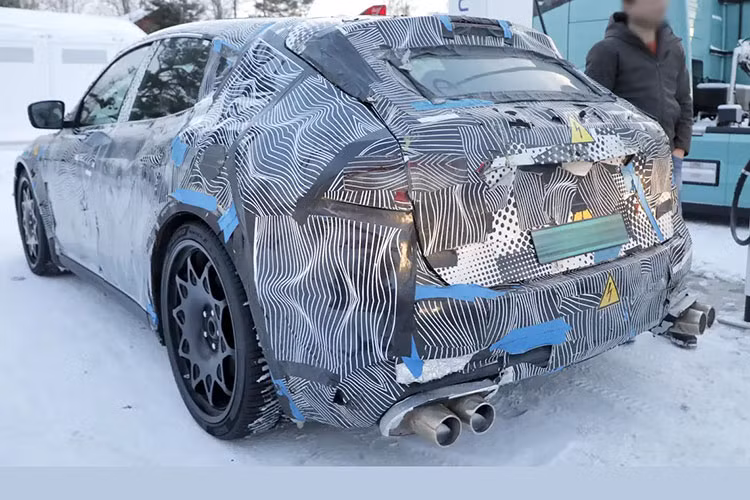 Từ năm 2023, Ferrari đã tăng tốc đầu tư vào công nghệ EV, đồng thời đệ trình một số bằng sáng chế quan trọng. Trong đó đáng chú ý là công nghệ hộp số giả lập, cho phép mô phỏng cảm giác sang số như xe dùng động cơ đốt trong thông qua lẫy chuyển số hoặc tự động dựa trên hành vi người lái. Ngoài ra, hãng còn phát triển hệ thống âm thanh giả lập động cơ, nhằm tạo ra trải nghiệm lái chân thực và giàu cảm xúc hơn cho người sử dụng.