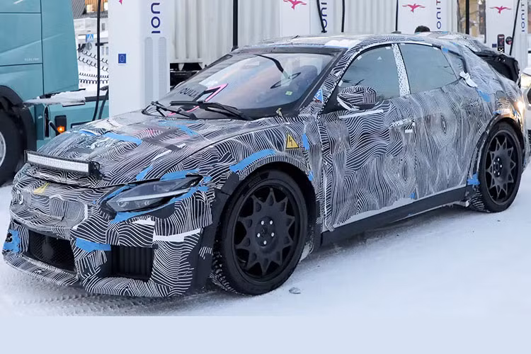 Ferrari Elettrica - một cái tên đơn giản nhưng mạnh mẽ, thể hiện rõ định hướng chiến lược điện hóa mà Ferrari đã theo đuổi từ nhiều năm qua. Dù chưa rõ đây có phải là tên thương mại chính thức hay không, nhiều chuyên gia nhận định khả năng rất cao vì Ferrari vốn có truyền thống đặt tên bằng tiếng Italy, tương tự như mẫu 12Cilindri (tức 12 xi-lanh).