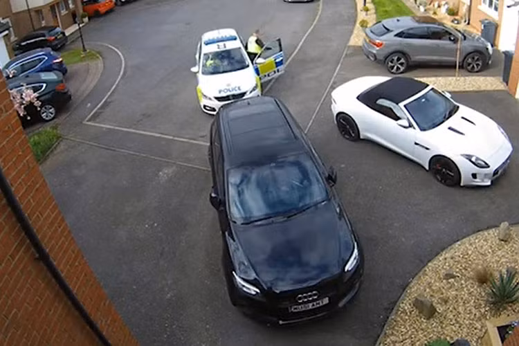 Canh sat bat duoc ten trom xe ngu quen trong xe sang Audi Q7