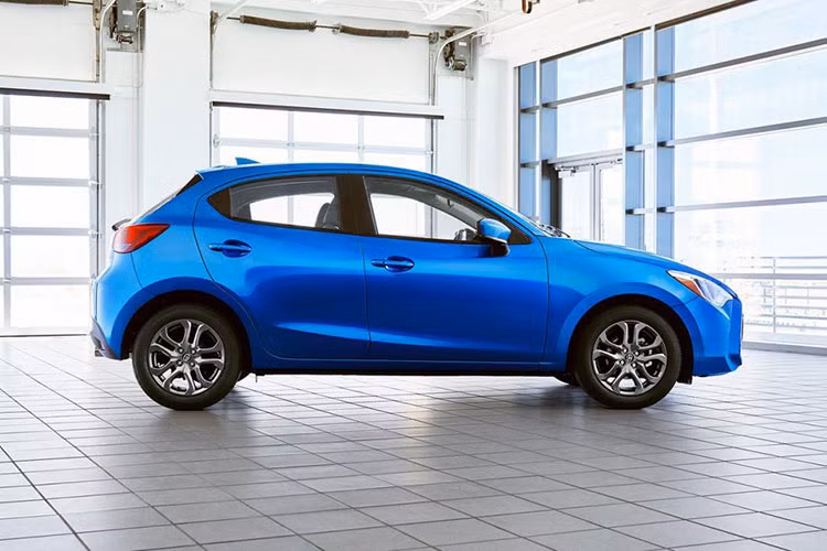 Nguồn cung cấp sức mạnh cho xe là động cơ xăng 4 xi-lanh, dung tích 1,5 lít, sản sinh công suất tối đa 106 mã lực. Sức mạnh được truyền tới bánh thông qua hộp số tự động 6 cấp, giúp Toyota Yaris Hatchback 2020 chỉ tiêu thụ lượng xăng khoảng 5,88 lít/100 km đường cao tốc. Hiện giá xe Toyota Yaris Hatchback 2020 vẫn chưa được công bố.