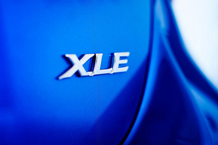 Những điểm nhấn khác của Toyota Yaris Hatchback hoàn toàn mới bao gồm các phụ kiện ngoại thất được sơn trùng màu thân xe, đầu ống xả mạ crôm và gương ngoại thất chỉnh điện, tích hợp đèn LED báo rẽ và sở hữu chiều dài 4.105 mm... 