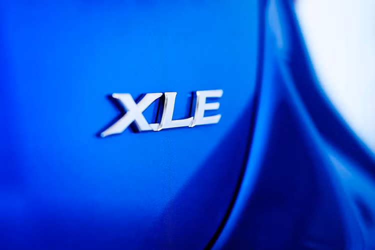 Những điểm nhấn khác của Toyota Yaris Hatchback hoàn toàn mới bao gồm các phụ kiện ngoại thất được sơn trùng màu thân xe, đầu ống xả mạ crôm và gương ngoại thất chỉnh điện, tích hợp đèn LED báo rẽ và sở hữu chiều dài 4.105 mm... 