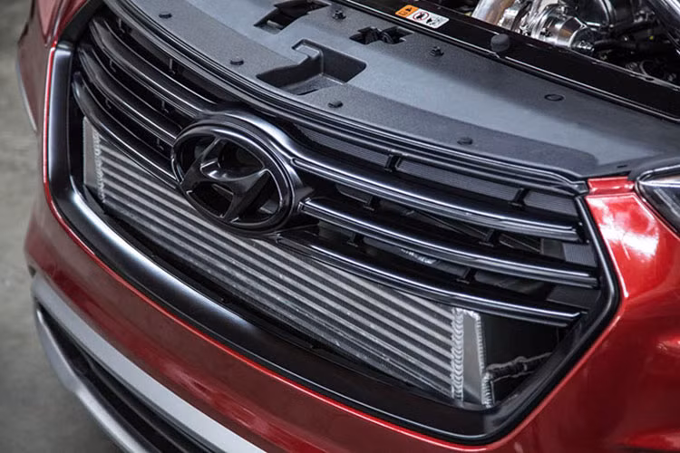 Santa-Fast được phát triển dựa trên mẫu Santa Fe V6 3.8L dẫn động cầu sau RWD. Bisimoto nổi tiếng với các dự án độ tăng công suất, tạo ra những chiếc xe phá vỡ kỷ lục tốc độ hoặc những quy chuẩn thông thường.