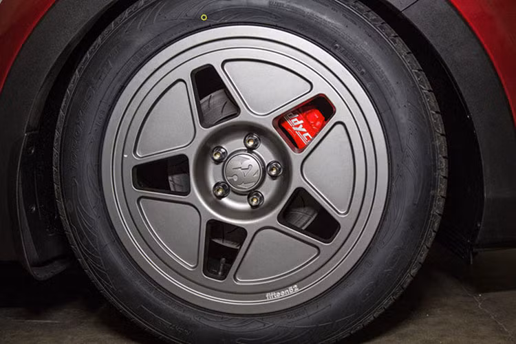 Ngoại hình xe không thay đổi nhiều, thay vào đó Bisimoto tập trung vào phần động lực và đặc tính vận hành. Bề ngoài, có thể thấy rõ chiếc xe đã được hạ gầm đáng kể, cùng với bộ mâm độc đáo từ Fifteen52, đi kèm với lốp Toyo Proxes STII kích cỡ 255/50R19.