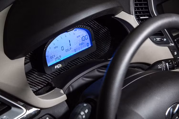 Bên trong xe, toàn bộ ghế ngồi được thay bằng 4 ghế xe đua riêng biệt của Momo và lắp thêm hệ thống khung ống gia cường bảo vệ. Bên cạnh đó, nội thất của xe cũng được trang bị lại mang đậm phong cách xe đua thể thao hơn.