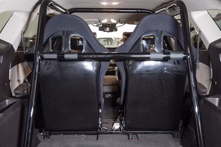 Hãng độ lắp bộ tăng áp kép Twin-Turbo và bộ giải nhiệt intercooler do Bisimoto chế riêng. Đi kèm là các thiết bị điện tử AEM, ECU Infiniti 708.