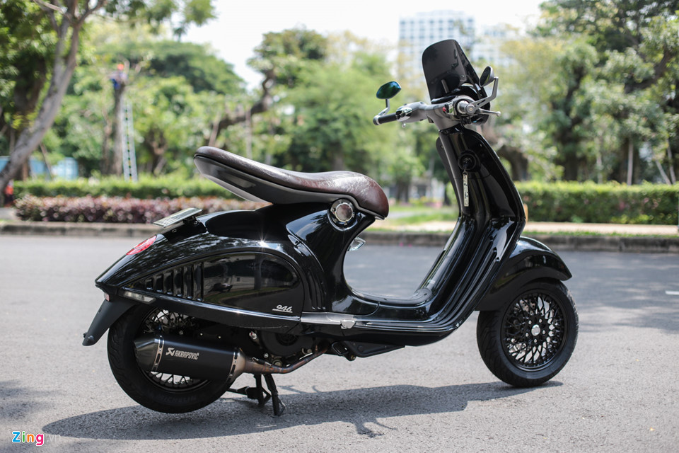 Theo chủ nhân chia sẻ đây là mẫu xe ga hạng sang Vespa 946 màu đen bóng độc nhất Việt Nam (nếu không tính mẫu Vespa 946 Emporio Armani). Để thỏa đam mê, anh đã không ngần ngại chi ra hàng chục triệu đồng cho những món đồ độ trên xe.