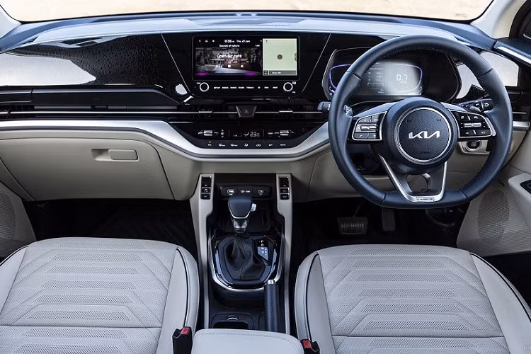 Vào cuối tháng 8/2022 vừa qua, nhiều đại lý KIA cũng đã bắt đầu chào bán Carens thế hệ mới. Cụ thể, KIA Carens 2023 mới mang thiết kế hoàn toàn khác biệt so với mô hình tiền nhiệm với kiểu dáng lai crossover trẻ trung, năng động. Công nghệ tiện nghi bên trong khoang nội thất cũng nhiều và hấp dẫn hơn.