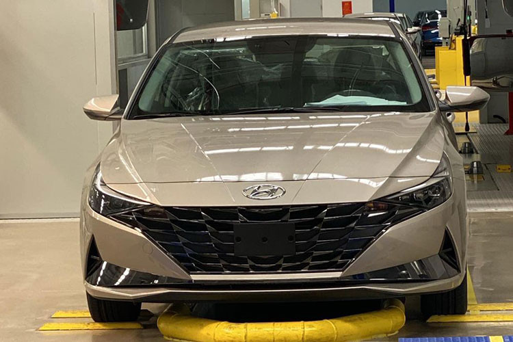 Hiện các thông số về động cơ cũng như trang bị tiện ích cụ thể trên Hyundai Elantra 2023 chưa được tiết lộ. Dự đoán, xe có 3 tuỳ chọn động cơ như đời cũ, gồm máy 1.6L, 2.0L và tăng áp 1.6L. Biến thể N Line dùng động cơ tăng áp 1.6L, công suất 201 mã lực và mô-men xoắn 265 Nm, tuỳ chọn hộp số tự động ly hợp kép 6 cấp hoặc số sàn 6 cấp.