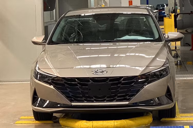 Hiện các thông số về động cơ cũng như trang bị tiện ích cụ thể trên Hyundai Elantra 2023 chưa được tiết lộ. Dự đoán, xe có 3 tuỳ chọn động cơ như đời cũ, gồm máy 1.6L, 2.0L và tăng áp 1.6L. Biến thể N Line dùng động cơ tăng áp 1.6L, công suất 201 mã lực và mô-men xoắn 265 Nm, tuỳ chọn hộp số tự động ly hợp kép 6 cấp hoặc số sàn 6 cấp.