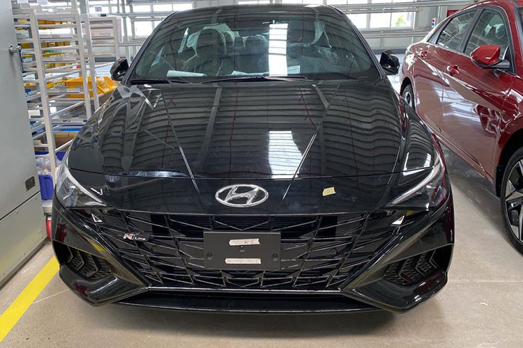 Sự ra mắt của Hyundai Elantra thế hệ mới là điều cần thiết ngay tại thời điểm này, bởi sức hút của mẫu sedan hạng C nhà Hyundai tại Việt Nam đang giảm dần với doanh số bán gần như thụt lùi về cuối. Bên cạnh đó, loạt đối thủ mạnh trong phân khúc như K3, Civic, Corolla Altis đều đã cập nhật phiên bản mới và Elantra buộc phải thay đổi để tìm lại sức hút vốn có của mình.