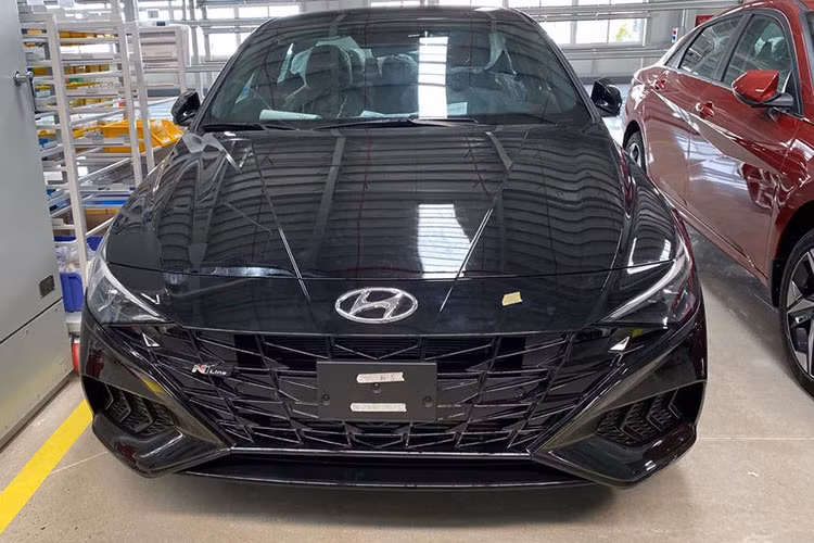 Sự ra mắt của Hyundai Elantra thế hệ mới là điều cần thiết ngay tại thời điểm này, bởi sức hút của mẫu sedan hạng C nhà Hyundai tại Việt Nam đang giảm dần với doanh số bán gần như thụt lùi về cuối. Bên cạnh đó, loạt đối thủ mạnh trong phân khúc như K3, Civic, Corolla Altis đều đã cập nhật phiên bản mới và Elantra buộc phải thay đổi để tìm lại sức hút vốn có của mình.