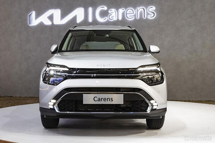 Sự vắng bóng của KIA Rondo trên các bảng xếp hạng doanh số từ giữa năm 2021 cũng như trong danh mục sản phẩm mà hãng công bố đã dấy lên thông tin về việc mẫu xe này sẽ được thay thế bởi "người anh em" Carens.