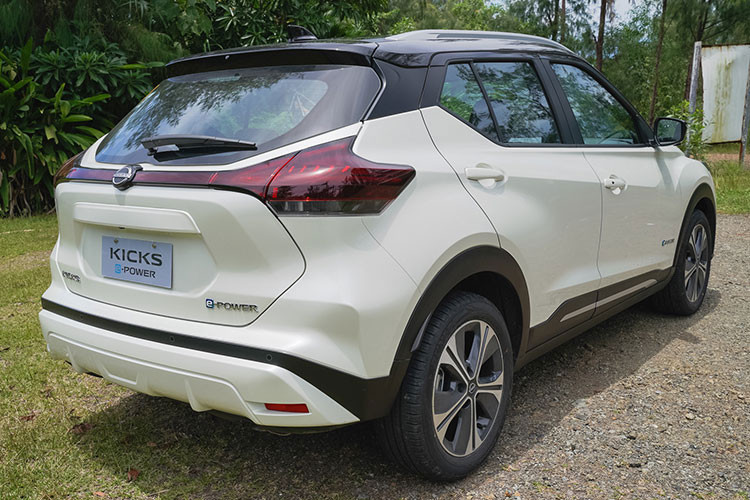Thông tin từ giới tư vấn bán hàng cho biết, Nissan Kicks 2023 tại Việt Nam sẽ được nhập khẩu nguyên chiếc từ Thái Lan, xe sẽ được bán ra với 2 phiên bản cùng mức giá dự kiến khoảng 650 triệu đồng.