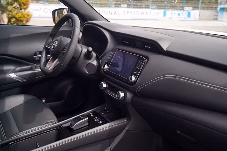 Một trong những lợi thế nổi bật và được mong chờ nhất trên Nissan Kicks sắp ra mắt chính là động cơ hybrid e-Power dùng pin lithium-ion, khác với các xe hybrid đang mở bán.