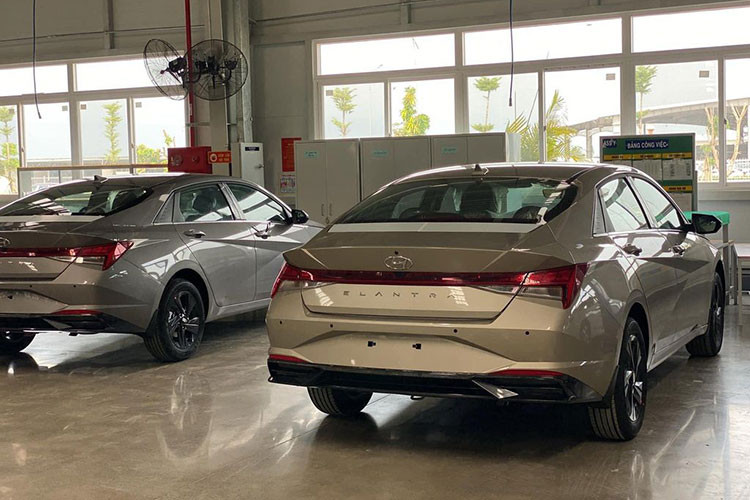 Bước sang thế hệ thứ 7, Hyundai Elantra thay đổi toàn diện từ hệ thống khung gầm đến thiết kế nội - ngoại thất và khả năng vận hành. Về ngoại hình, Elantra nổi bật với lưới tản nhiệt đa giác, kích thước lớn, thiết kế xếp tầng độc đáo. Hệ thống chiếu sáng trước nối liền tản nhiệt theo xu hướng hiện nay.