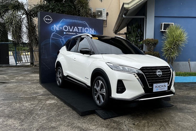 Nissan Kicks là cái tên hoàn toàn mới trong làng xe Việt, dự kiến sẽ ra mắt khách hàng ngay trong tháng 9 này. Góp mặt tại phân khúc SUV đô thị hạng B vốn rất sôi động, "tân binh" của Nissan sẽ phải cạnh tranh với loạt đối thủ đáng gờm như Toyota Corolla Cross, KIA Seltos, Hyundai Creta, Honda HR-V...