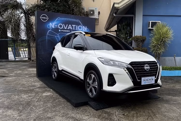 Nissan Kicks là cái tên hoàn toàn mới trong làng xe Việt, dự kiến sẽ ra mắt khách hàng ngay trong tháng 9 này. Góp mặt tại phân khúc SUV đô thị hạng B vốn rất sôi động, "tân binh" của Nissan sẽ phải cạnh tranh với loạt đối thủ đáng gờm như Toyota Corolla Cross, KIA Seltos, Hyundai Creta, Honda HR-V...