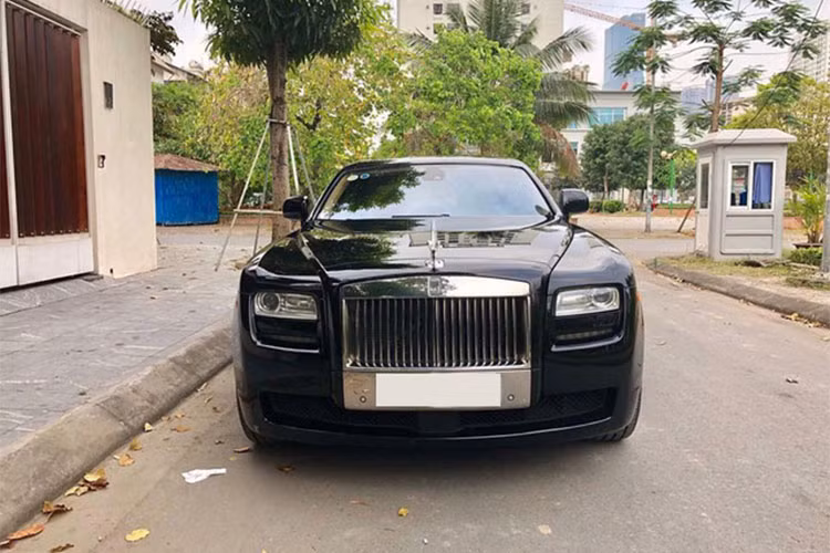 Hiện nay, dòng xe Rolls-Royce Ghost đã phát triển lên phiên bản Series II (từ năm 2014), nhưng phiên bản đầu tiên sản xuất năm 2010 vẫn chứa đựng những giá trị to lớn của thương hiệu xe sang Anh quốc và được nhiều đại gia trẻ tại Việt Nam tin dùng - đặc biệt là mức giá khá tốt.