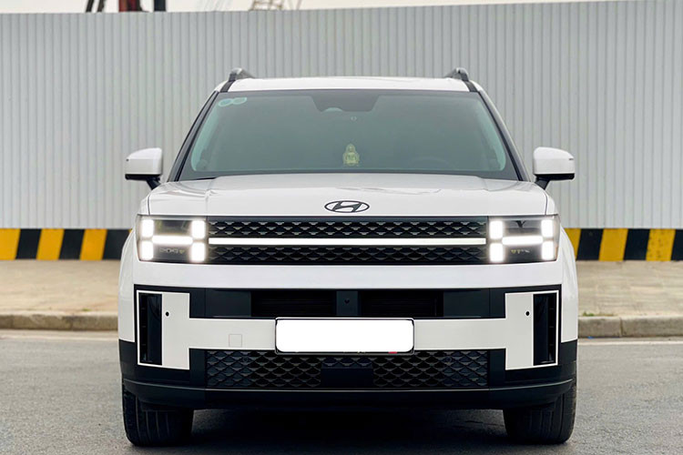 Những nâng cấp giúp SantaFe thế hệ mới lớn hơn đáng kể so với đời trước, đồng thời cải thiện đáng kể không gian nội thất và khả năng vận hành. Phần đầu xe gây ấn tượng với lưới tản nhiệt chia 2 tầng, kết hợp cùng đèn LED thích ứng thông minh hình chữ "H" độc đáo.