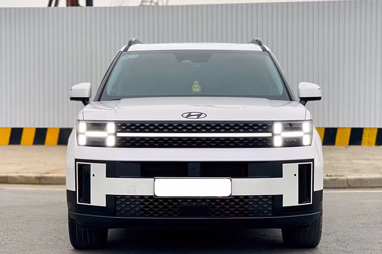 Những nâng cấp giúp SantaFe thế hệ mới lớn hơn đáng kể so với đời trước, đồng thời cải thiện đáng kể không gian nội thất và khả năng vận hành. Phần đầu xe gây ấn tượng với lưới tản nhiệt chia 2 tầng, kết hợp cùng đèn LED thích ứng thông minh hình chữ "H" độc đáo.