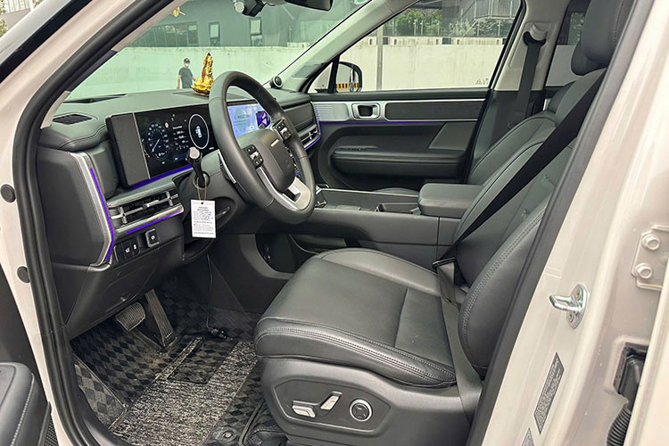 Ngoài ra, mẫu xe SantaFe 2024 còn sở hữu các tiện nghi cao cấp như hiển thị thông tin trên kính lái (HUD) và hệ thống âm thanh 12 loa Bose, đem lại trải nghiệm giải trí đẳng cấp cho người dùng.