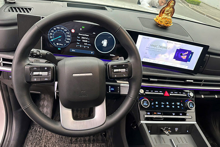 Bước vào khoang cabin, Santa Fe 2024 tiếp tục duy trì triết lý thiết kế "H" đồng nhất với ngoại thất. Nổi bật nhất là cụm hai màn hình liền mạch gồm: Màn hình kỹ thuật số 12,3 inch thay đổi được giao diện, tích hợp cảnh báo điểm mù. Màn hình giải trí trung tâm 12,3 inch hỗ trợ Apple CarPlay và Android Auto không dây.